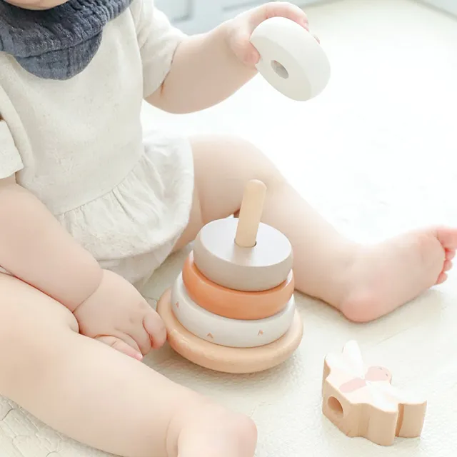 スタッキングリングバランスで遊ぶベビー